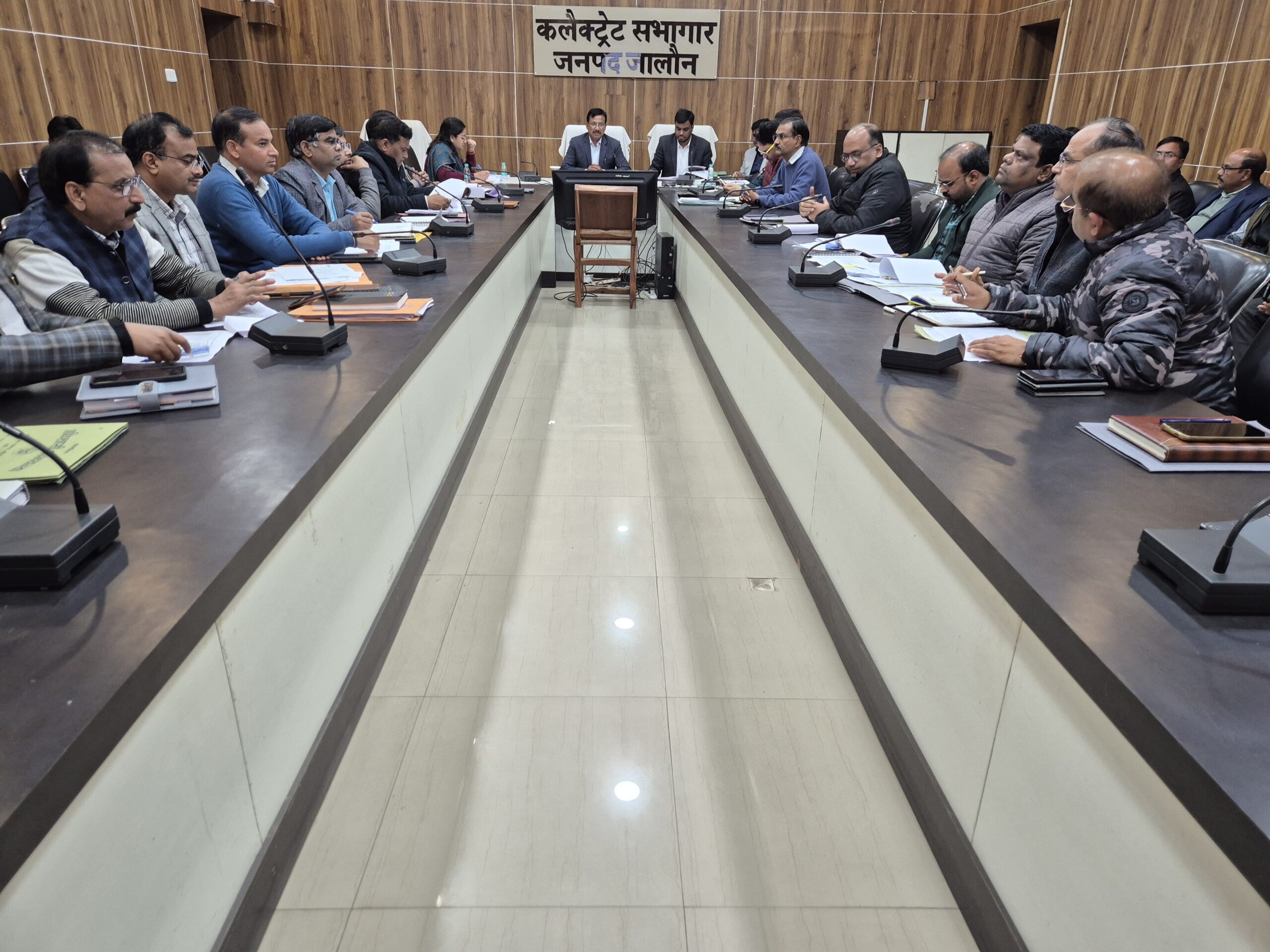 कलेक्ट्रेट सभागार उरई में बैंक अधिकारियों के साथ बैठक करते डीएम राजेश कुमार पाण्डेय, स्वनिधि योजना की समीक्षा बैठक जालौन।