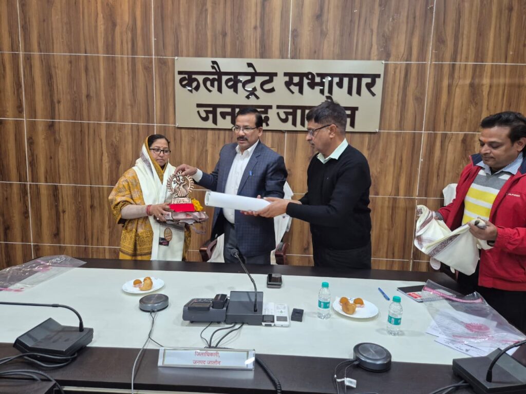 जिलाधिकारी राजेश कुमार पाण्डेय वीर नारियों को सम्मानित करते हुए