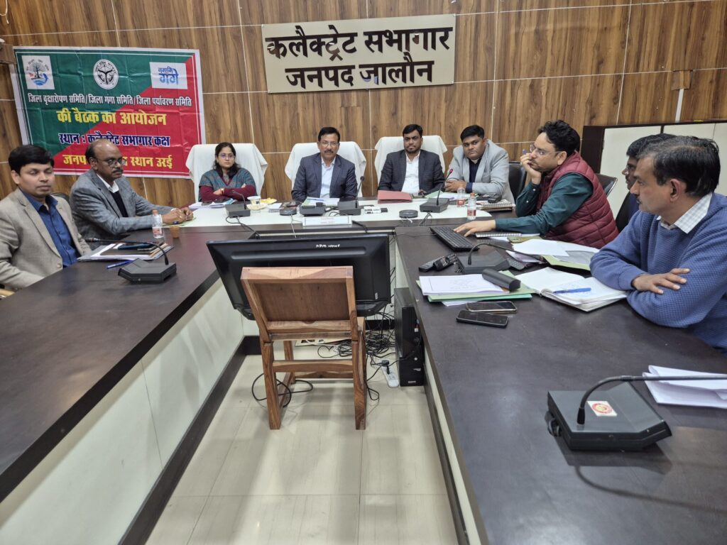 कलेक्ट्रेट उरई में गणतंत्र दिवस की बैठक लेते डीएम और एसपी, जालौन पुलिस लाइन में गणतंत्र दिवस परेड की तैयारी, उरई में प्रभातफेरी का रूट मैप।