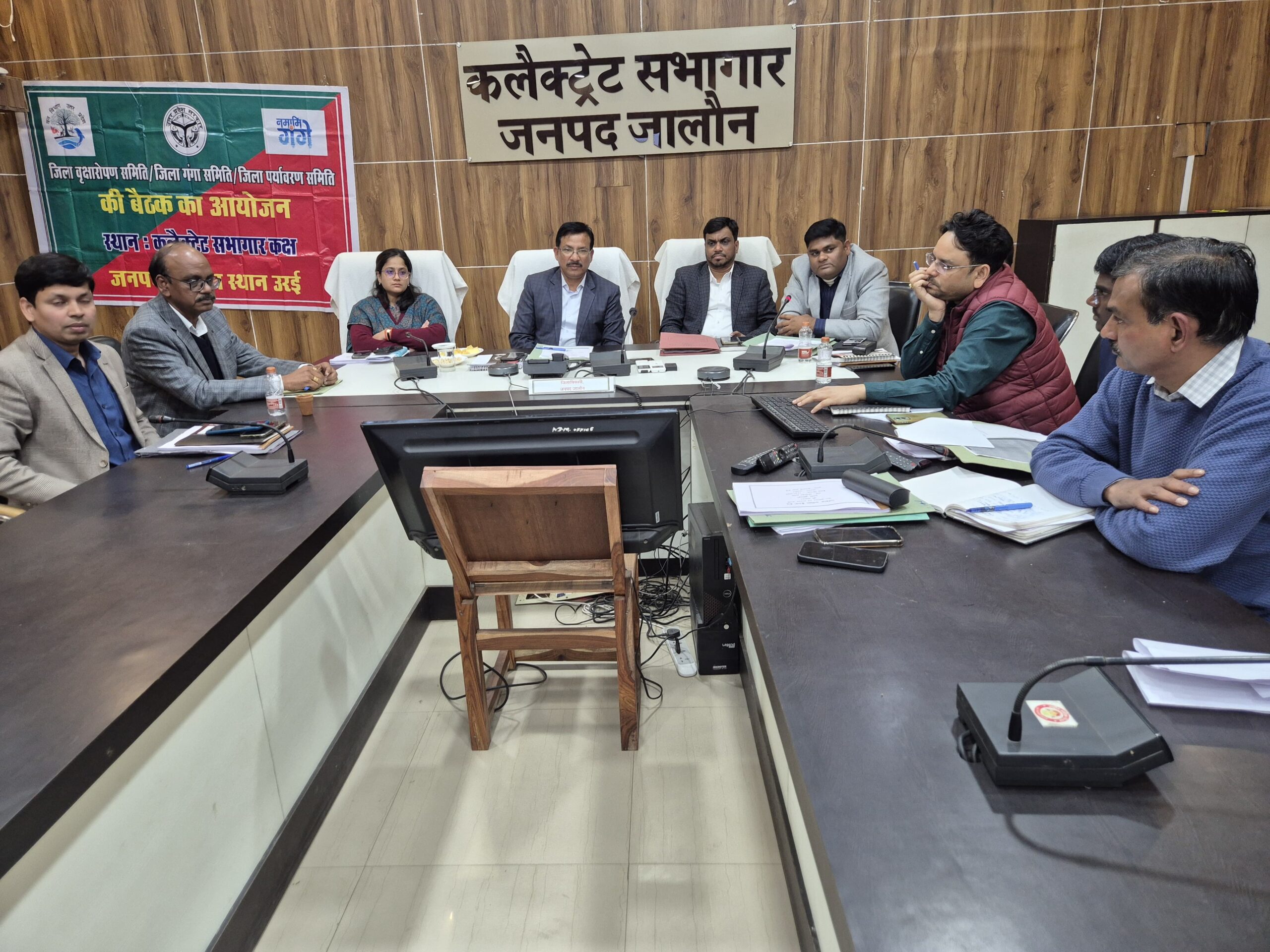 जालौन: हरियाली बढ़ाने की कवायद तेज, डीएम ने वृक्षारोपण लक्ष्यों को लेकर कलेक्ट्रेट में कसी कमर कलेक्ट्रेट उरई में जिला वृक्षारोपण समिति की बैठक लेते डीएम राजेश कुमार पाण्डेय, प्रभागीय वनाधिकारी प्रदीप यादव के साथ समीक्षा बैठक।