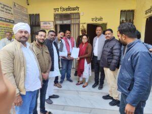 कोंच तहसील में एसडीएम को ज्ञापन सौंपते बजरंग दल के कार्यकर्ता, कुदरा गौकशी मामले में प्रदर्शन करते हिंदू संगठन के लोग।