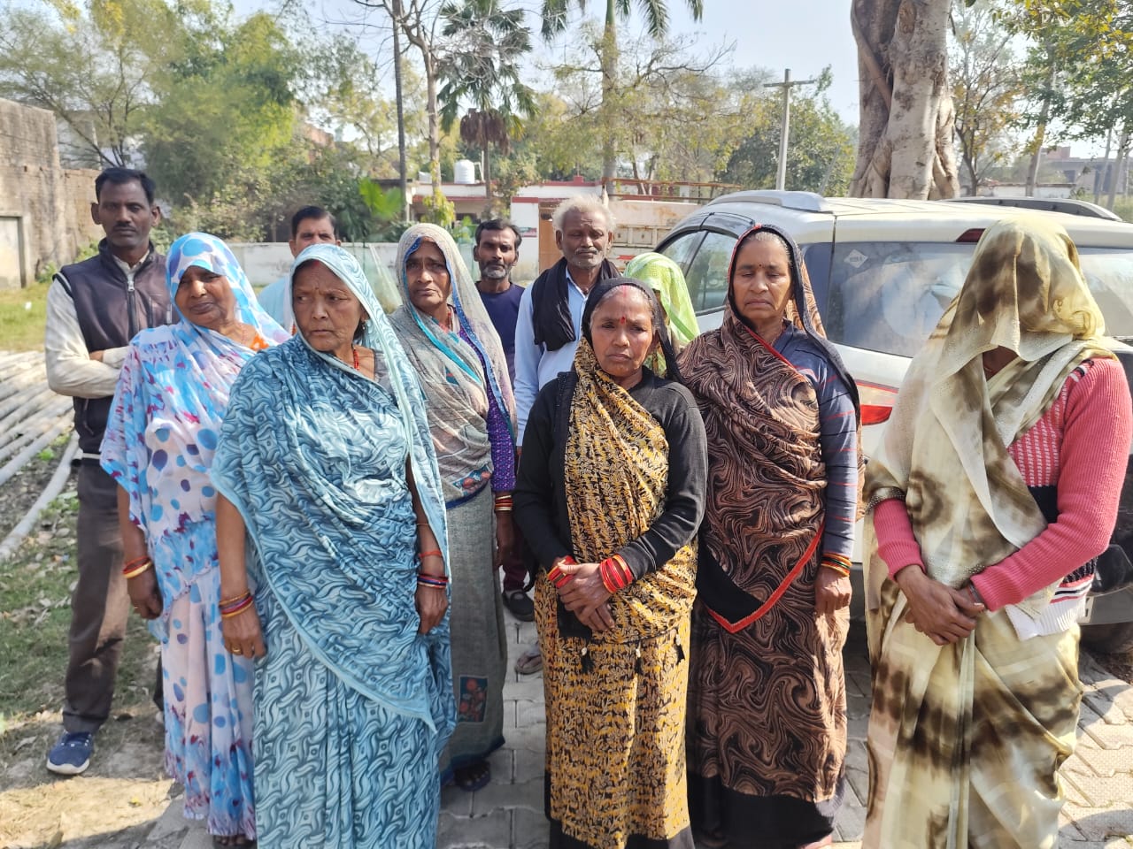 कोंच वन विभाग कार्यालय के बाहर प्रदर्शन करते नर्सरी मजदूर