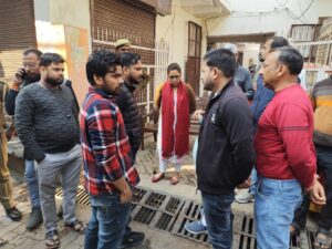 पटेल नगर कोंच में सीवर टैंक की शोक सभा मनाते नागरिक, एसडीएम ज्योति सिंह गंदगी का निरीक्षण करते हुए, कोंच में सीवरेज चोक होने से जलभराव