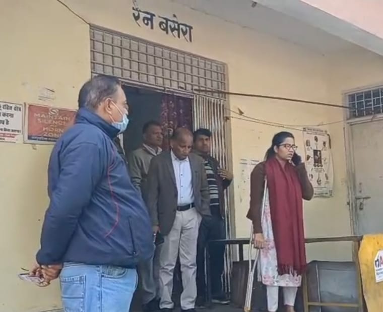 कोंच सीएचसी का निरीक्षण करतीं एसडीएम ज्योति सिंह और एसीएमओ