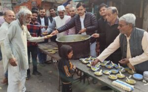 कोंच के मां भुवनेश्वर मंदिर में मकर संक्रांति पर जरूरतमंद महिलाओं को साड़ी वितरित करते पूर्व राज्यमंत्री हरिओम उपाध्याय व अन्य।