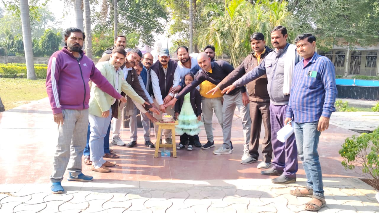 कोंच: 'शिक्षा ही उन्नति का आधार', भारतीय बाल्मीकि कल्याण महासभा के 9वें स्थापना दिवस पर समाज को कुरीतियों से मुक्त करने का संकल्प कोंच के सरोजनी नायडू पार्क में भारतीय बाल्मीकि कल्याण महासभा के स्थापना दिवस पर केक काटते पदाधिकारी व अतिथि।