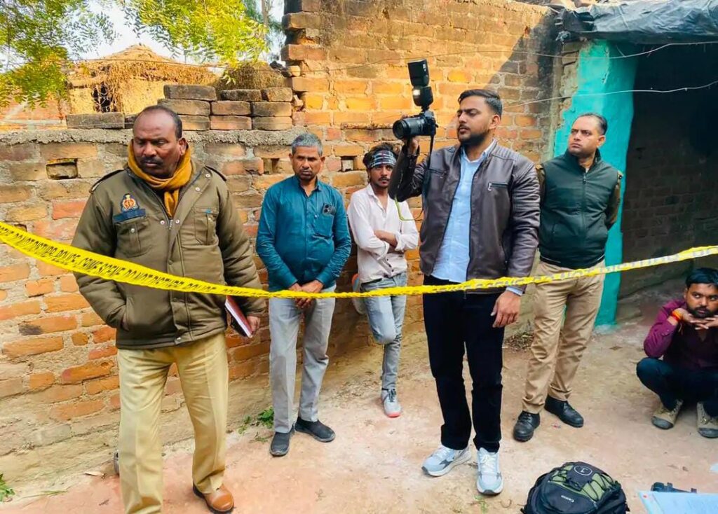 जालौन के करमेर गांव में संदिग्ध परिस्थितियों में युवक का शव मिलने के बाद जांच करती पुलिस टीम।