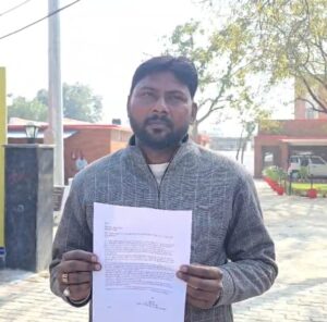 पीड़ित पति राहुल पटेल पुलिस अधीक्षक कार्यालय में न्याय की गुहार लगाते हुए।