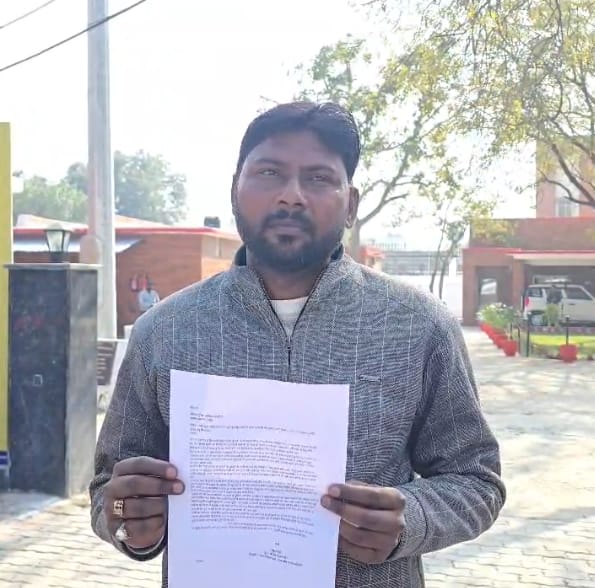 पीड़ित पति राहुल पटेल पुलिस अधीक्षक कार्यालय में न्याय की गुहार लगाते हुए।