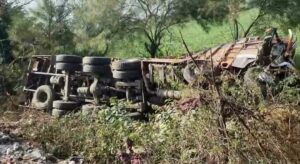 जालौन के जखौली के पास NH-27 पर पलटा हुआ प्याज से भरा ट्रक