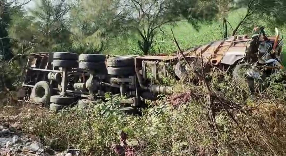जालौन के जखौली के पास NH-27 पर पलटा हुआ प्याज से भरा ट्रक