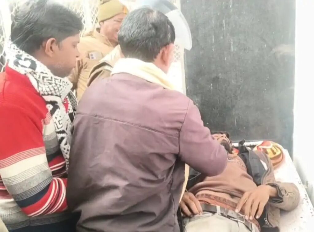 झपकी बनी काल: डकोर में ट्रैक्टर पलटने से युवा चालक की दर्दनाक मौत, परिवार में मचा कोहराम news image जालौन हादसे में घायल युवक को इलाज के लिए उरई मेडिकल कॉलेज लाते परिजन और ग्रामीण