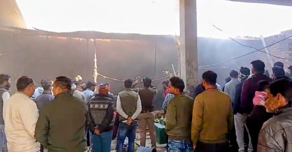 जालौन: चूल्हे की चिंगारी ने धारण किया विकराल रूप, मूर्ति निर्माण के लिए रखी घास जलकर राख; बड़ा हादसा टला news image जालौन के मोहल्ला नारो भास्कर में चूल्हे की चिंगारी से घास के ढेर में लगी भीषण आग का दृश्य।