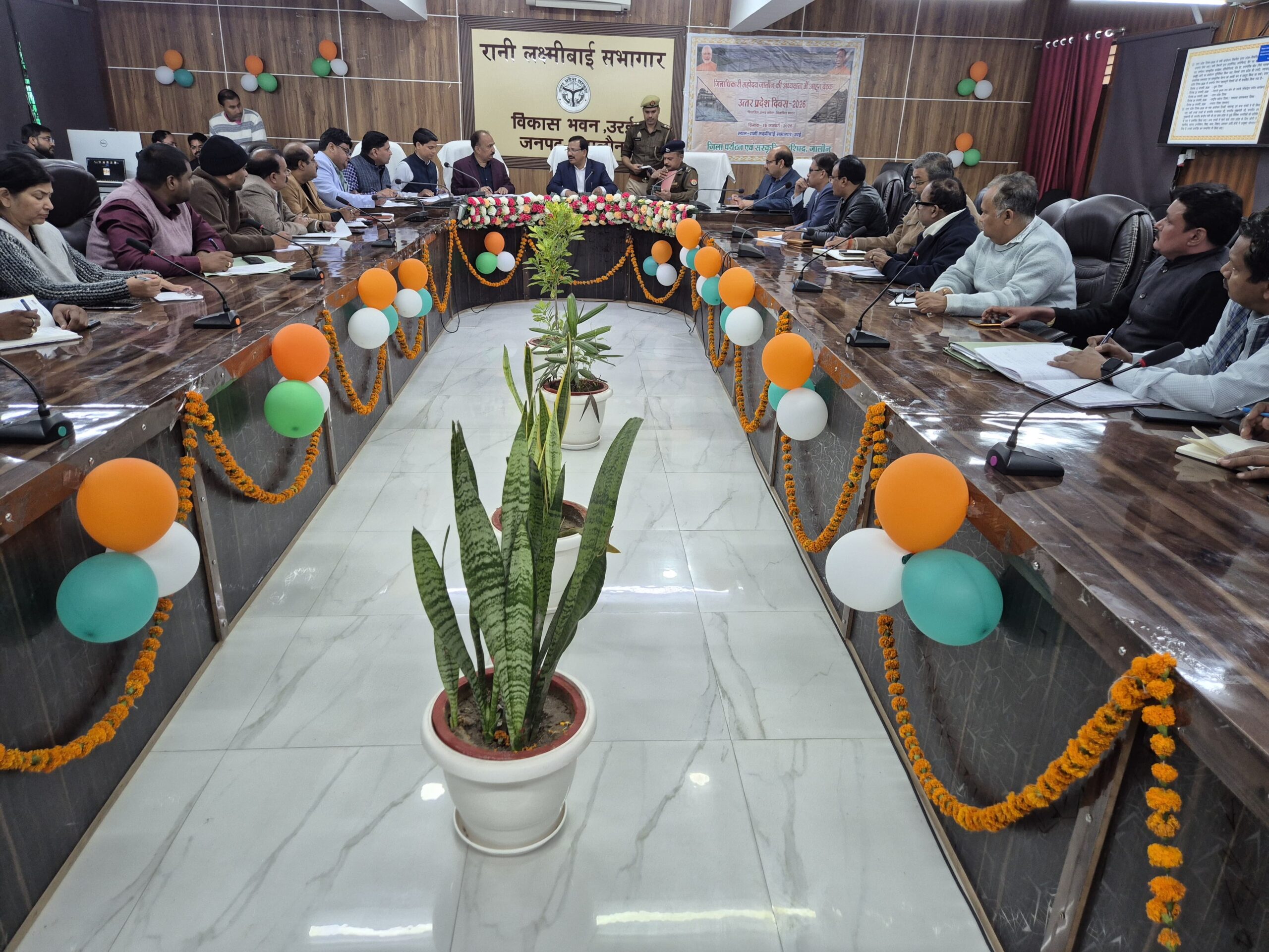 विकास भवन उरई में मतदाता सूची शुद्धिकरण अभियान की बैठक लेते जिलाधिकारी राजेश कुमार पाण्डेय।