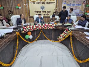 उरई विकास भवन में व्यापारियों के साथ संवाद करते जिलाधिकारी राजेश कुमार पाण्डेय और एसपी डॉ. दुर्गेश कुमार।