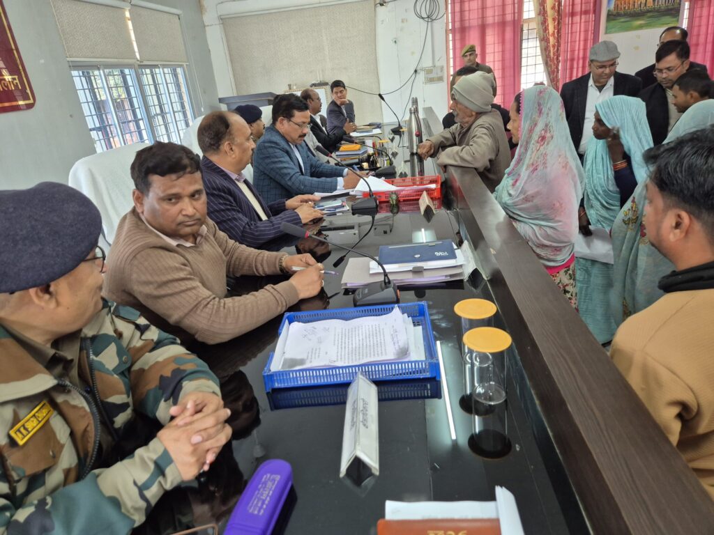 कालपी: समाधान दिवस में डीएम का सख्त रुख, गैरहाजिर अधिकारियों का वेतन रोका; 113 में से 38 शिकायतों का मौके पर निस्तारण news image कालपी तहसील में फरियादियों की समस्याएं सुनते जिलाधिकारी राजेश कुमार पाण्डेय और एसपी डॉ. दुर्गेश कुमार।