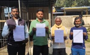 कोंच तहसील में अपनी बकाया मजदूरी के लिए एसडीएम ज्योति सिंह को शिकायती पत्र देते हुए घुसिया और खैराई के मजदूर