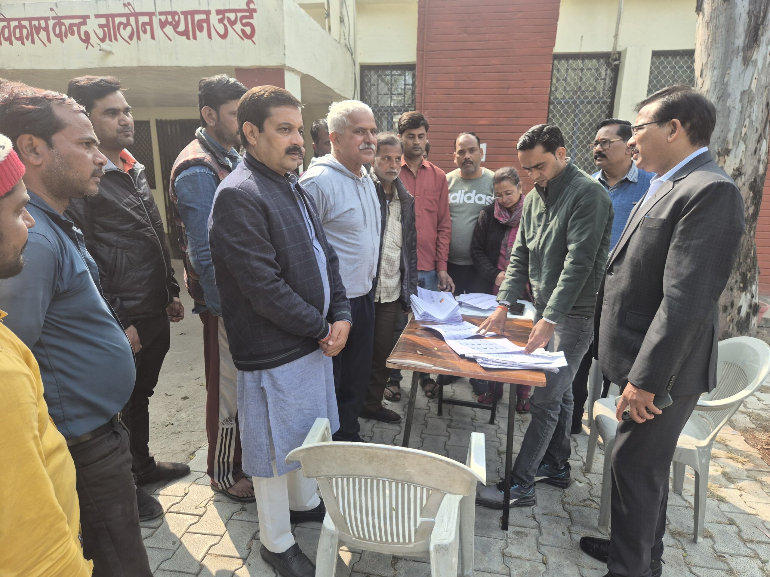 जालौन जिलाधिकारी राजेश कुमार पाण्डेय राजकीय इंटर कॉलेज में मतदाता सूची पुनरीक्षण का निरीक्षण करते हुए