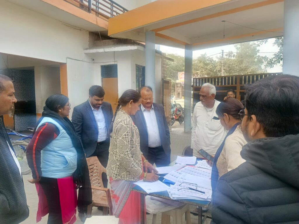 अपर आयुक्त झांसी उमाशंकर त्रिपाठी और उप जिला निर्वाचन अधिकारी संजय कुमार उरई के राजकीय इंटर कॉलेज में मतदाता सूची पुनरीक्षण का निरीक्षण करते हुए।