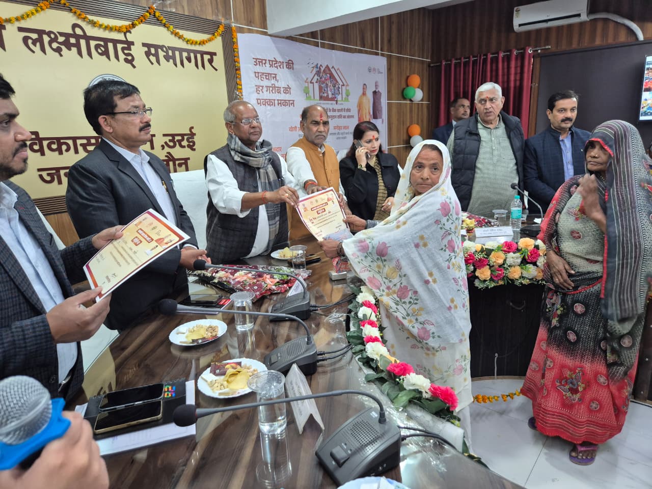 जालौन में गूंजी खुशियां: विकास भवन में लाभार्थियों को मिले पीएम आवास के प्रमाण पत्र, सीएम ने भेजी करोड़ों की सौगात जालौन विकास भवन में सांसद नारायणदास अहिरवार और विधायक गौरीशंकर वर्मा लाभार्थियों को पीएम आवास योजना के प्रमाण पत्र वितरित करते हुए