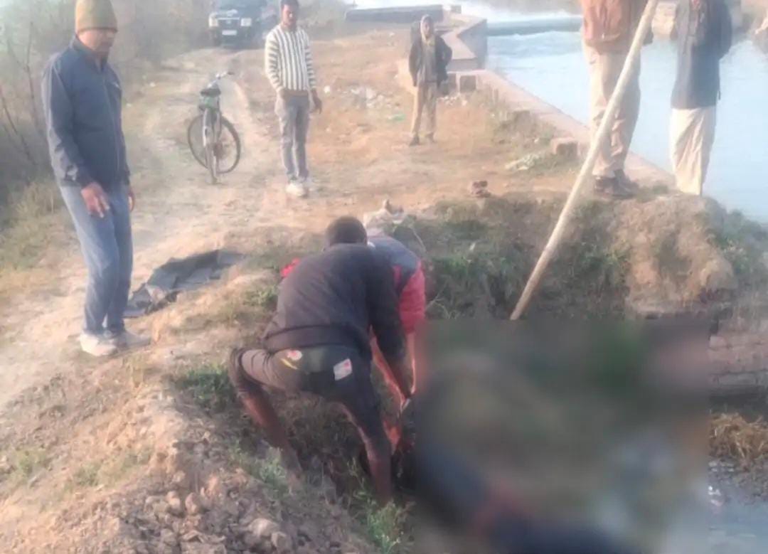 जालौन के एट कोतवाली क्षेत्र में सेई नहर से ग्रामीण लखन बहेलिया का शव बरामद करती पुलिस और उपस्थित ग्रामीण।