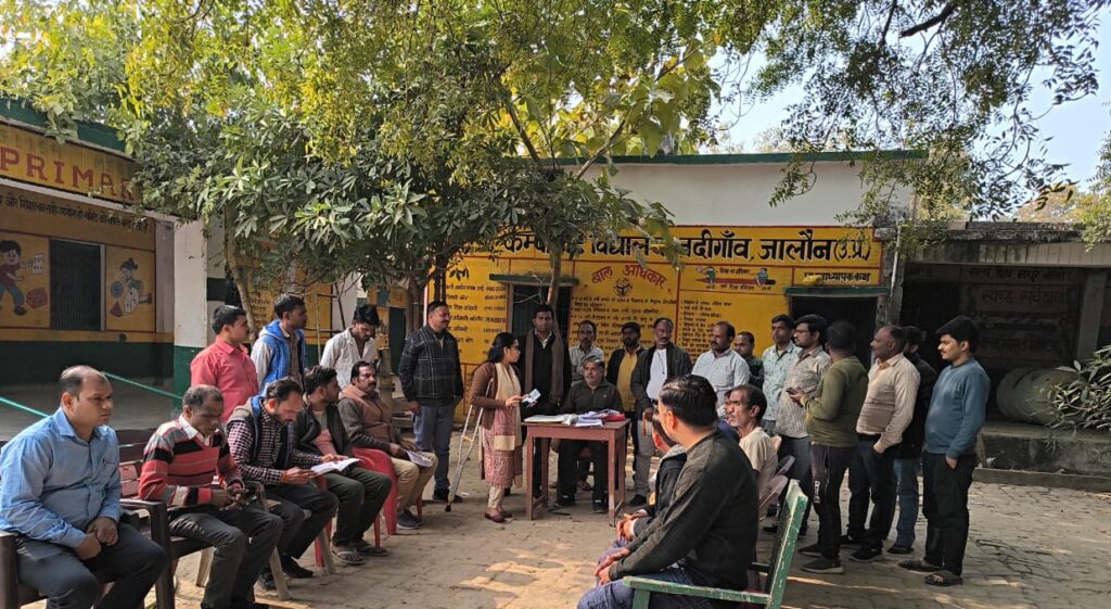 कोंच एसडीएम ज्योति सिंह और विधायक मूलचंद्र निरंजन बूथों पर मतदाता सूची का निरीक्षण करते हुए और बीएलओ को निर्देश देते हुए