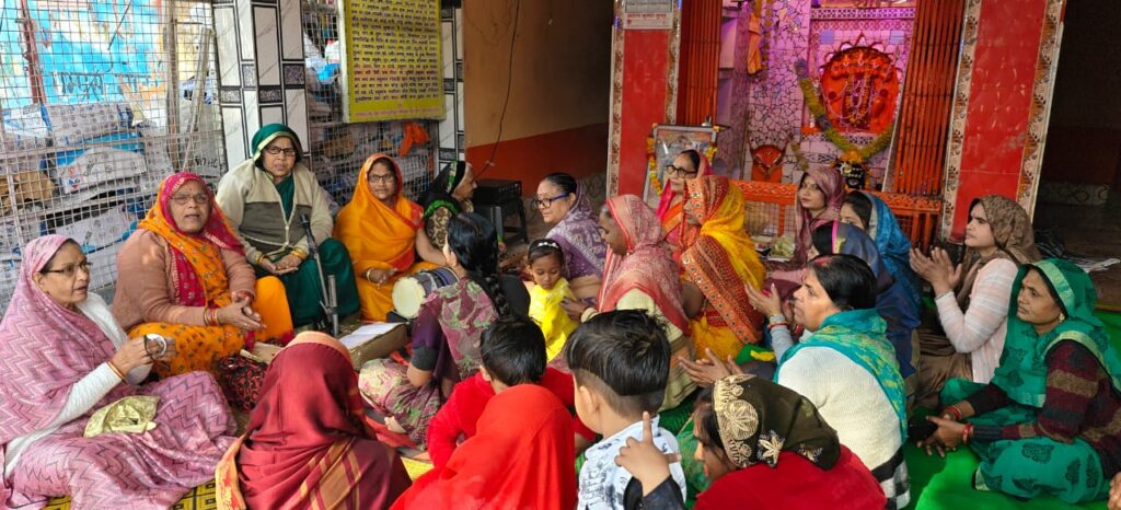 कोंच: पंचमुखी हनुमान मंदिर में श्रद्धा और उल्लास के साथ संपन्न हुआ 'रामकलेवा' उत्सव news image जालौन के कोंच में पंचमुखी हनुमान मंदिर में रामकलेवा रस्म निभाती महिलाएं और सजा हुआ मंदिर परिसर।
