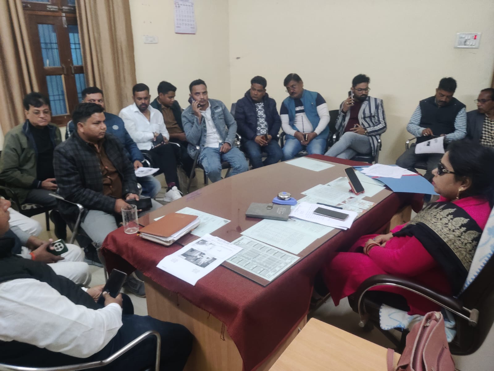 कोंच नगर पालिका कार्यालय में ठेकेदारों और अवर अभियंताओं के साथ बैठक करतीं ईओ मोनिका उमराव।