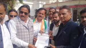 उरई में मणिकर्णिका घाट के पुनर्निर्माण की मांग को लेकर ज्ञापन सौंपते कांग्रेस जिलाध्यक्ष अरविंद सेंगर और अन्य पदाधिकारी।