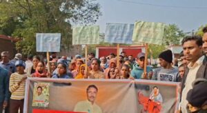 जालौन एसपी कार्यालय के बाहर न्याय की मांग को लेकर प्रदर्शन करतीं मृतक बसंत कुमार की पत्नी सुनीता देवी और अन्य ग्रामीण।