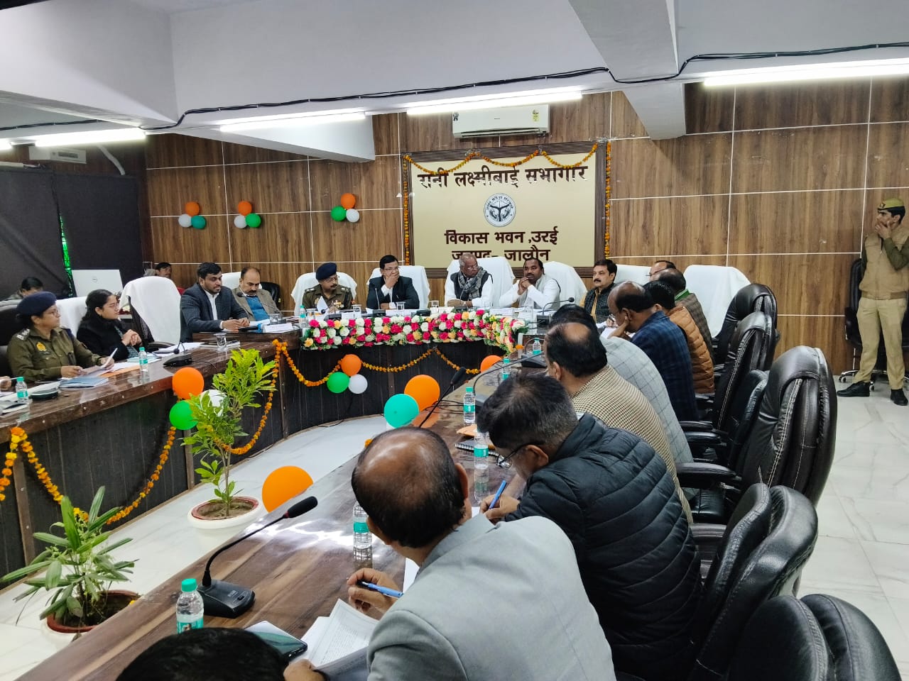 उरई विकास भवन में सांसद नारायणदास अहिरवार और जिलाधिकारी राजेश कुमार पाण्डेय की अध्यक्षता में आयोजित सड़क सुरक्षा समिति की बैठक।