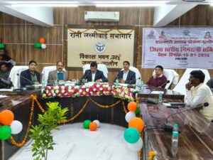 विकास भवन उरई में प्रधानमंत्री आवास योजना की समीक्षा करते जिलाधिकारी राजेश कुमार पाण्डेय और उपस्थित विभागीय अधिकारी।