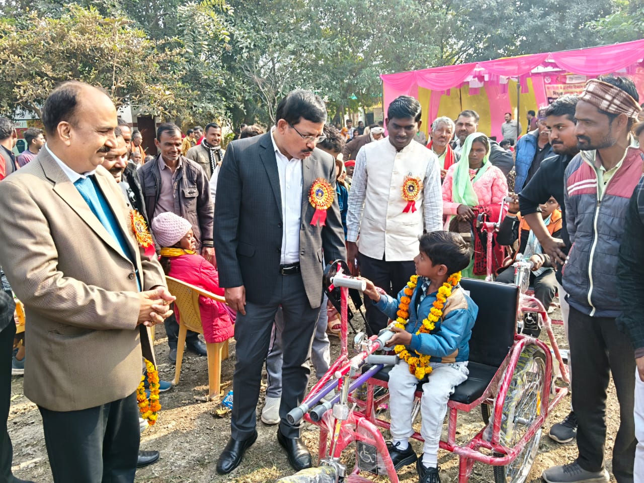 बीआरसी मडोरा डाकोर में दिव्यांग बच्चों को ट्राईसाइकिल और व्हीलचेयर वितरित करते जिलाधिकारी राजेश कुमार पाण्डेय और सीडीओ केके सिंह
