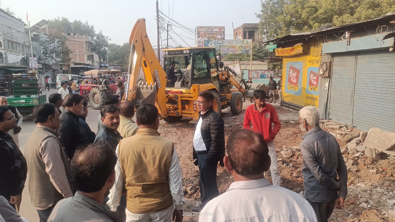 उरई के राठ रोड पर जेसीबी से अतिक्रमण हटाती नगर पालिका की टीम और मौके पर मौजूद नगर मजिस्ट्रेट राजेश कुमार वर्मा।