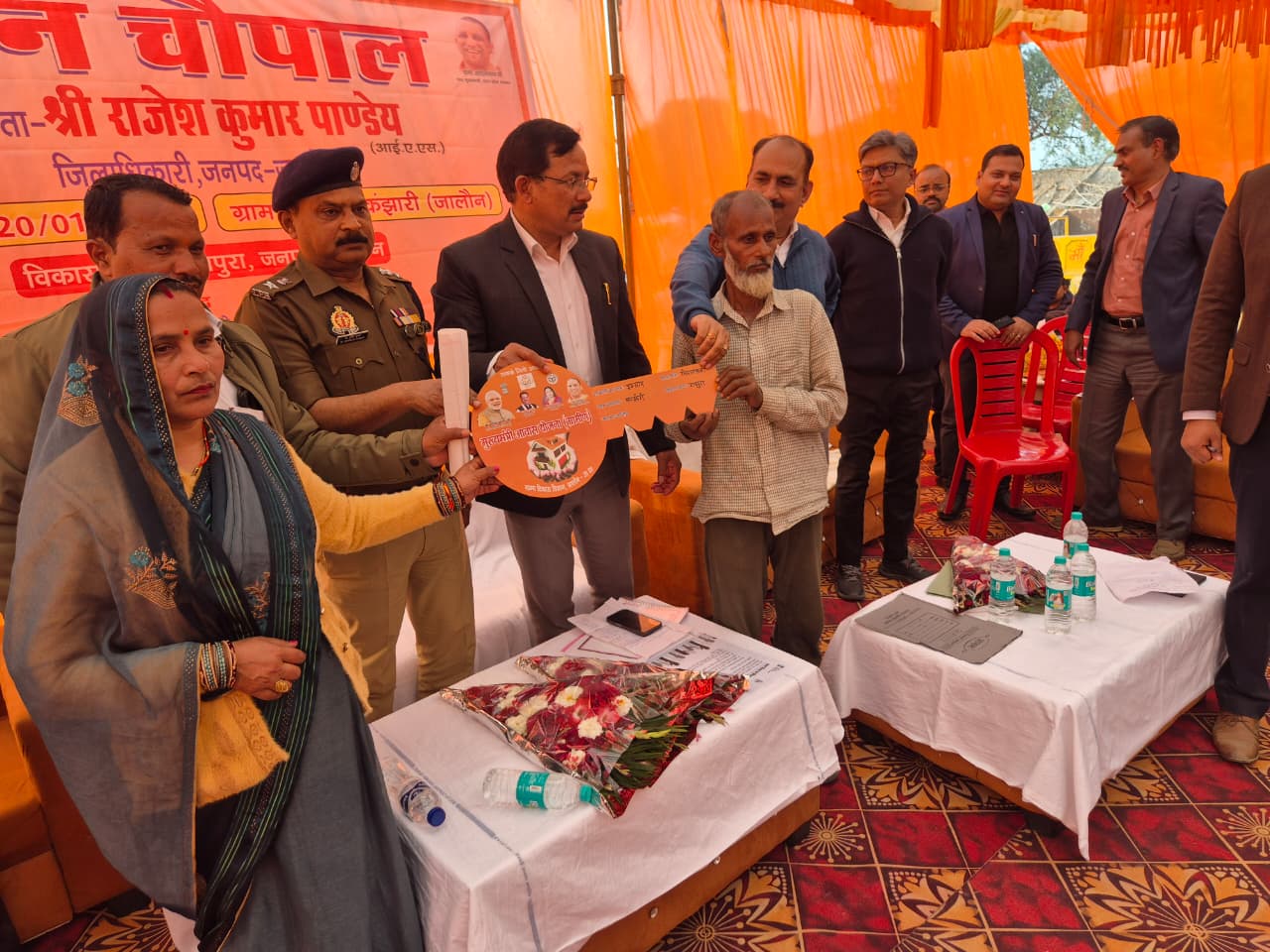 जिलाधिकारी राजेश कुमार पाण्डेय और पुलिस अधीक्षक डॉ. दुर्गेश कुमार जालौन के गांव में