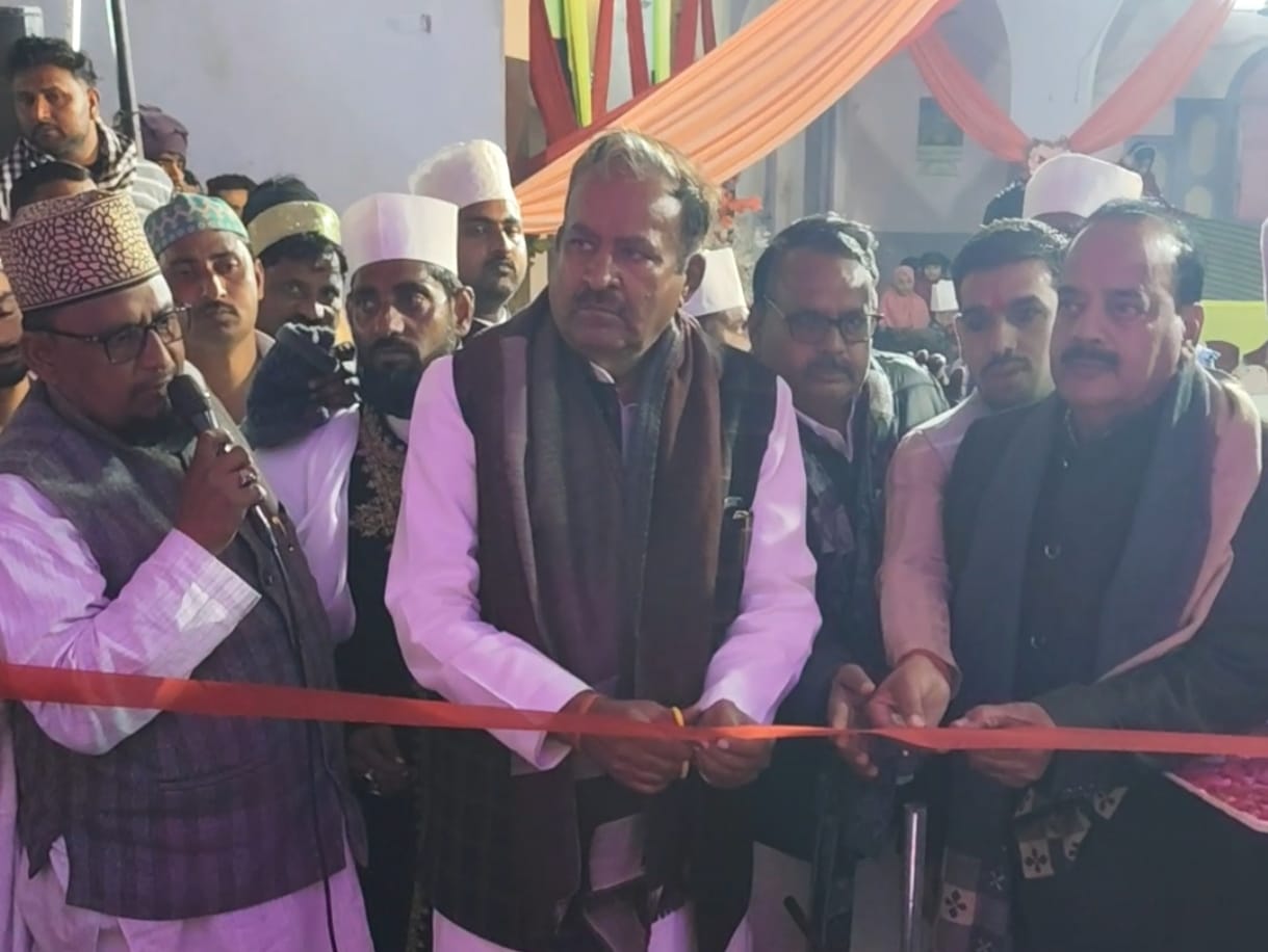 कोंच में छोटे साईं बाबा दरगाह पर हजरत बसीर मियां के उर्स के मुख्य अतिथि पूर्व मंत्री हरिओम उपाध्याय