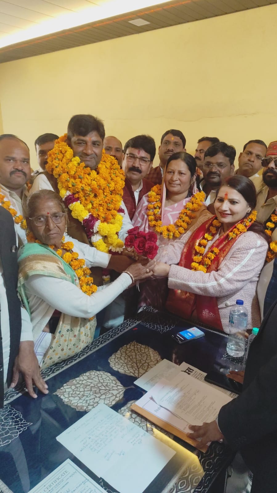 कोंच में भाजपा जिलाध्यक्ष उर्विजा दीक्षित और समर्थकों के साथ नामांकन पत्र दाखिल करने पहुँचे अमित उपाध्याय