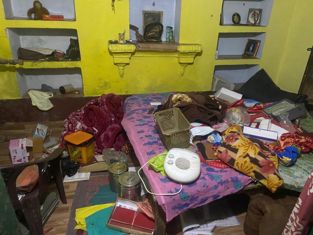 जालौन के एट थाना क्षेत्र में चोरी के बाद घर का बिखरा हुआ