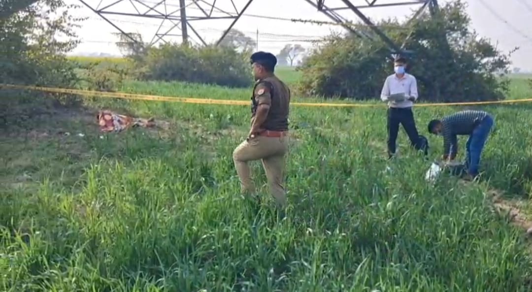 जालौन के कालपी में हाईवे किनारे खेत में महिला के अधजले शव की जांच करते एसपी डॉ. दुर्गेश कुमार और पुलिस टीम