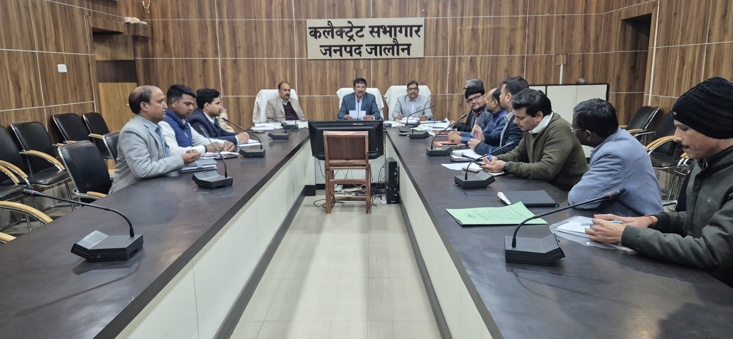 जालौन: छोटी नदियों के पुनरोद्धार से लौटेगी खुशहाली, 'जल शक्ति जन भागीदारी-2.0' के तहत डीएम ने तैयार किया मास्टर प्लान जालौन जिलाधिकारी राजेश कुमार पाण्डेय कलेक्ट्रेट में जल शक्ति अभियान 2.0 की बैठक लेते हुए और नून नदी के पुनरोद्धार के लिए पदयात्रा की रूपरेखा तैयार करते हुए।