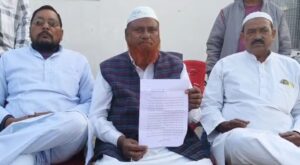 जालौन के कोंच में पेट्रोल पंप विवाद को लेकर मीडिया को शिकायती पत्र देते पूर्व सपा नगर अध्यक्ष हाजी रहम इलाही कुरैशी