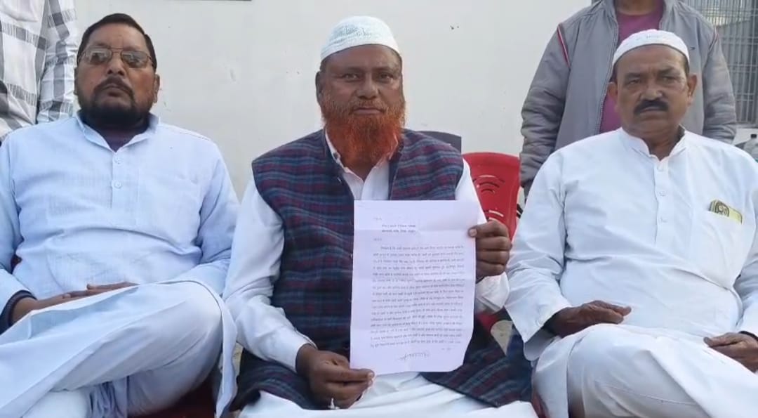 जालौन के कोंच में पेट्रोल पंप विवाद को लेकर मीडिया को शिकायती पत्र देते पूर्व सपा नगर अध्यक्ष हाजी रहम इलाही कुरैशी