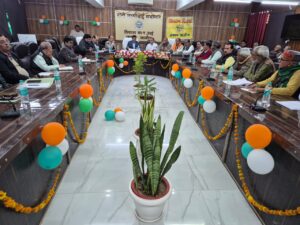 जालौन जिलाधिकारी राजेश कुमार पाण्डेय विकास भवन में किसान दिवस के दौरान किसानों की समस्याएं सुनते हुए और सिंचाई विभाग को नहरें खोलने के निर्देश देते हुए।