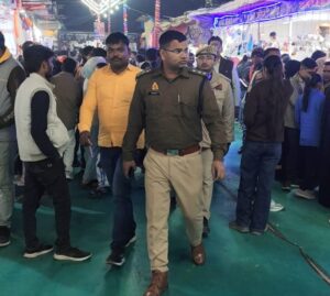 ​एसआरपी इंटर कॉलेज कोंच के प्रदर्शनी मेले में सुरक्षा व्यवस्था का जायजा लेते क्षेत्राधिकारी परमेश्वर प्रसाद और पुलिस टीम।