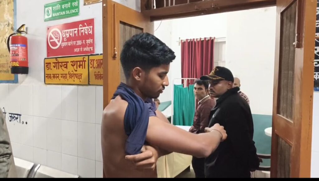 ​कैलिया बुजुर्ग गांव में खूनी संघर्ष के बाद घायल अवस्था में अस्पताल में भर्ती पीड़ित