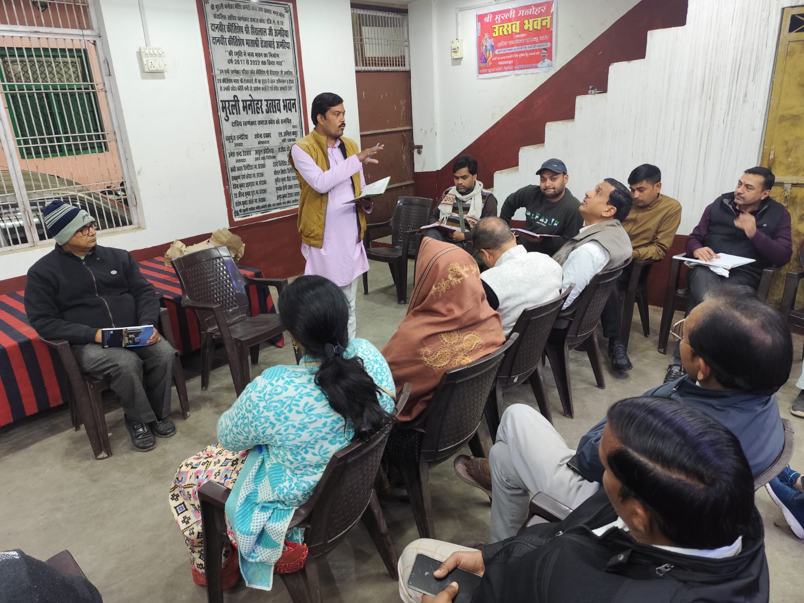 ​कोंच के मुरली मनोहर उत्सव गृह में विराट हिंदू सम्मेलन की तैयारियों को लेकर आरएसएस पदाधिकारियों और गणमान्य नागरिकों की महत्वपूर्ण बैठक।