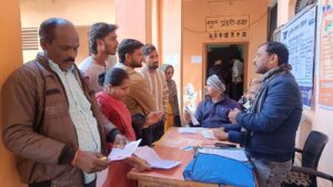 ​नगर पालिका परिषद कोंच में आयोजित श्रम विभाग के जागरूकता शिविर में सरकारी योजनाओं की जानकारी लेते श्रमिक और विभागीय अधिकारी।