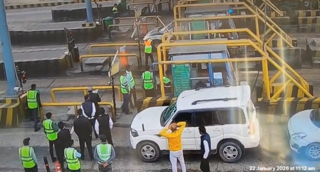 जालौन: आटा टोल प्लाजा पर 'अधिवक्ता' लिखी गाड़ियों का हाईवोल्टेज ड्रामा; टैक्स मांगने पर कर्मियों से भिड़े सवार, जबरन बूम हटाकर निकाली तीन गाड़ियां news image जालौन के आटा टोल प्लाजा पर 'अधिवक्ता' लिखी गाड़ियों के सवारों और टोल कर्मियों के बीच होती तीखी झड़प और बूम हटाकर जबरन वाहन निकालने का दृश्य।