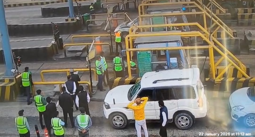 जालौन: आटा टोल प्लाजा पर 'अधिवक्ता' लिखी गाड़ियों का हाईवोल्टेज ड्रामा; टैक्स मांगने पर कर्मियों से भिड़े सवार, जबरन बूम हटाकर निकाली तीन गाड़ियां जालौन के आटा टोल प्लाजा पर 'अधिवक्ता' लिखी गाड़ियों के सवारों और टोल कर्मियों के बीच होती तीखी झड़प और बूम हटाकर जबरन वाहन निकालने का दृश्य।