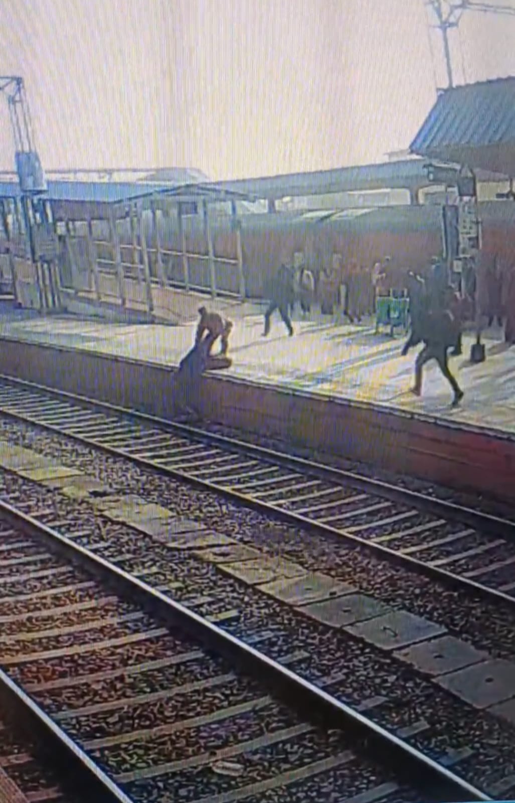 उरई रेलवे स्टेशन पर आरपीएफ हेड कॉन्स्टेबल भीमसेन त्रिपाठी द्वारा तेज रफ्तार मालगाड़ी के सामने से यात्री को बचाते हुए सीसीटीवी फुटेज का दृश्य।